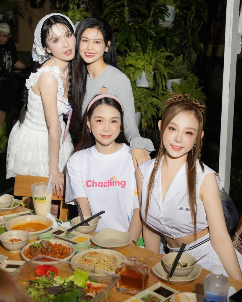 Tham dự sự kiện ngoài trời hay tụ họp ăn uống cùng hội mỹ nhân Vbiz hay, Huyền Baby cũng phải điệu đà với tóc thắt bím, tạo kiểu chỉn chu và nhí nhảnh hết nấc, matching với bộ cánh trẻ trung của mình.