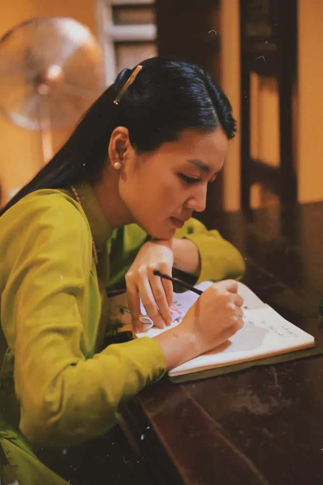 MC Hồng Nhung và MC Phí Linh - Nàng đẹp nhất khi mặc áo dài