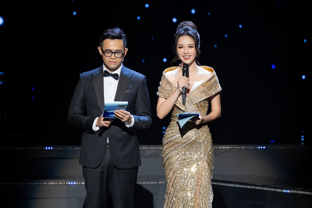 Thụy Vân với vai trò dẫn chương trình.