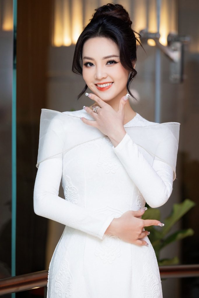 Người đẹp khẳng định nhan sắc của cô tự nhiên, chưa động chạm dao kéo.