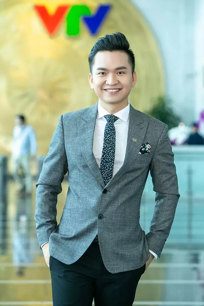 Nam MC với cái tên ấm áp và nụ cười tỏa nắng mỗi khi xuất hiện.