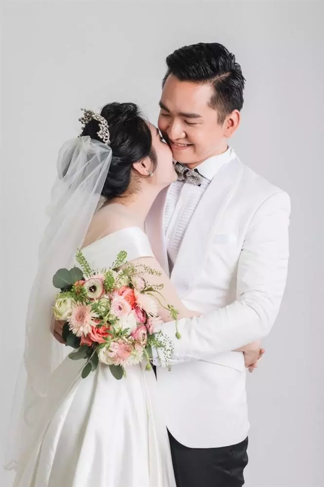 MC Hạnh phúc bất ngờ kết hôn vào năm 2020 và giấu mặt bà xã.
