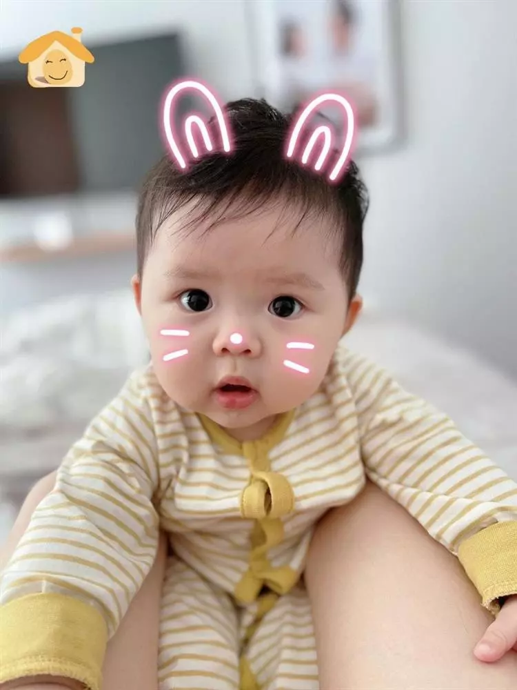 Hình ảnh cưng xỉu của bé Trứng hồi bé xíu.