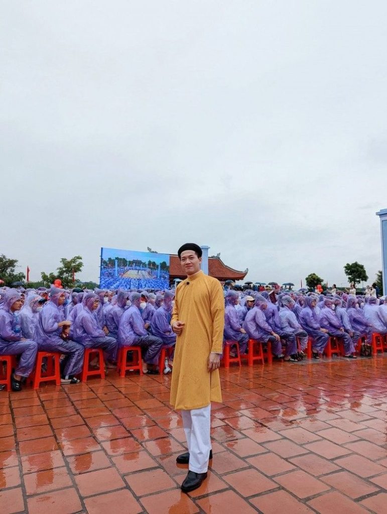 MC Trần Ngọc dẫn ở điểm cầu Thái Bình trong trận Chung kết Olympia năm 2022 (Ảnh: Facebook nhân vật)