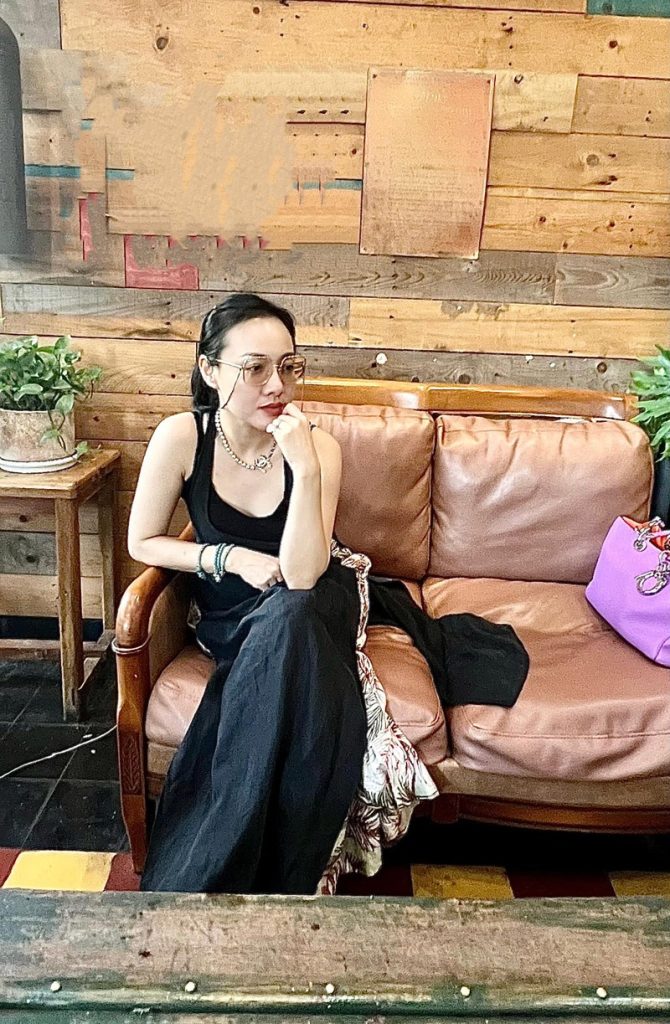 Không chỉ ghi dấu với giọng nói ngọt ngào truyền cảm, nữ BTV Hoài Anh còn được khán giả yêu thích nhờ nhan sắc xinh đẹp, duyên dáng và khả năng "hack tuổi" đỉnh cao.