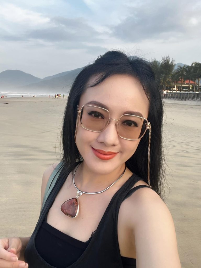 Dù đã không còn dẫn bản tin Thời sự 19h nhưng BTV Hoài Anh(Nguyễn Hoài Anh, sinh năm 1980) vẫn là cái tên quen thuộc với khán giả truyền hình cả nước.