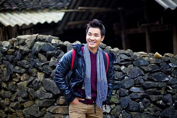 Ngay từ nhỏ, Nguyên Khang đã biết phụ mẹ đi chợ, lau nhà, rửa chén. Năm anh lên cấp 3, mẹ đổ bệnh, bố lại rời xa, mọi thứ trong nhà phải bán dần đi, Nguyên Khang trở thành người đàn ông duy nhất trong gia đình, dù mới 16, 17 tuổi. Đã có khoảng thời gian, anh phải gác lại việc học tập và ước mơ để lo cho mẹ và các em. Hiện nay, khi đã thoát nghèo và có cuộc sống tốt hơn, Nguyên Khang thường xuyên đi thiện nguyện, giúp đỡ những hoàn cảnh khó khăn.