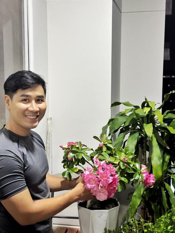 "Hãy yêu một chàng trai biết rửa chén, biết trồng cây và … không biết đua đòi", anh viết.
