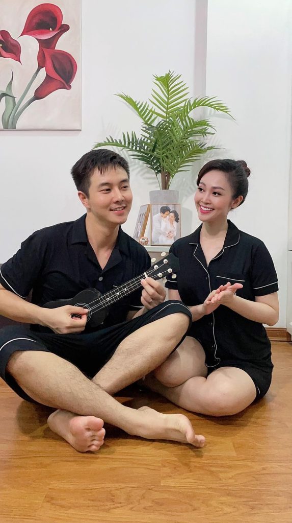 Vì lấy chồng kém tuổi nên MC Thùy Linh cũng luôn làm mới bản thân mỗi khi xuất hiện.