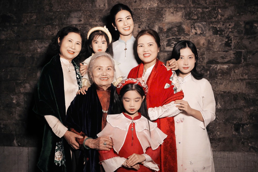 mẹ cùng bà ngoại và các thành viên