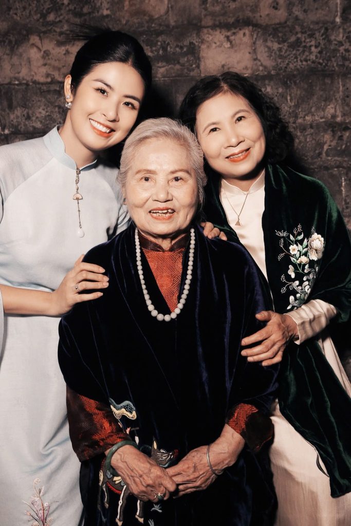 Cũng giống bà và mẹ