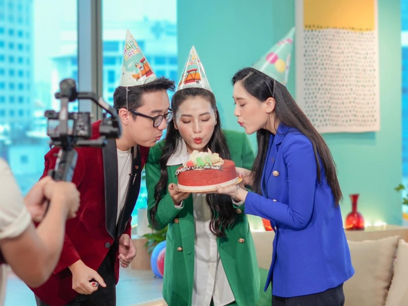 Ngoài việc đảm nhận dẫn thời tiết của VTV, Việt Hà cũng dẫn chương trình truyền hình 'Lướt trên VTVgo' và nhận được nhiều phản hồi tích cực.