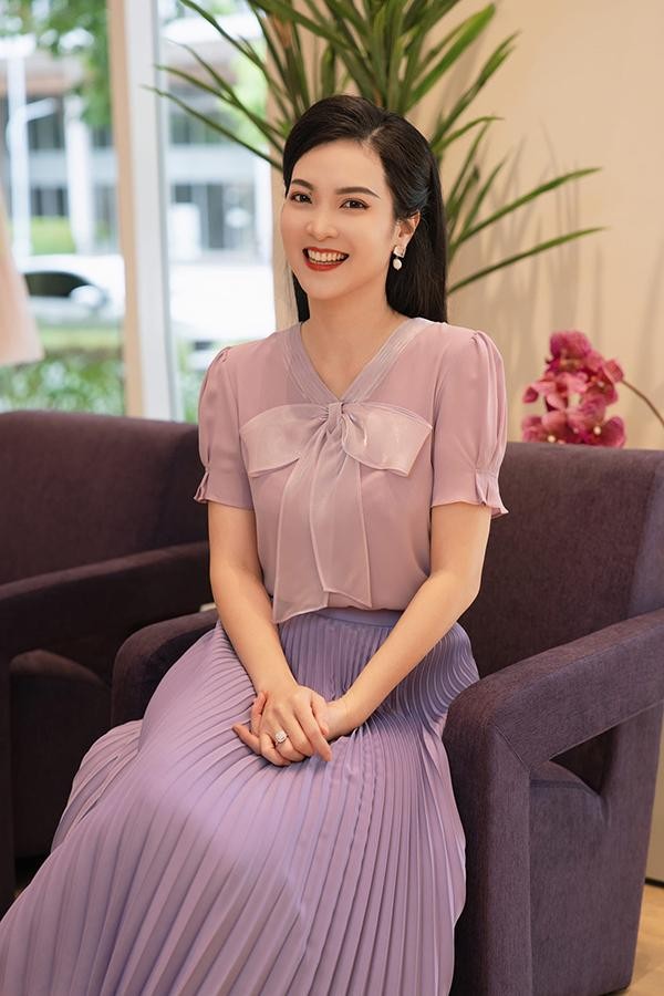 Ngoài ăn uống, BTV Phương Thảo còn chịu khó tập luyện để vóc dáng săn chắc hơn. Nhờ kỷ luật nghiêm khắc như vậy nên nữ BTV đã "cân" được nhiều trang phục khác nhau và tự tin khoe nhan sắc xinh đẹp.