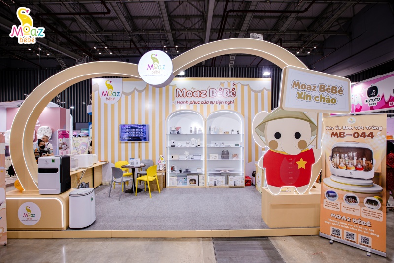 Ca sĩ Hana Cẩm Tiên trải nghiệm sản phẩm Moaz BéBé tại VietBaby Fair TP.HCM 2024