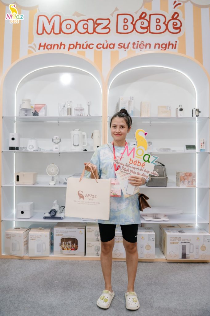 Ca sĩ Hana Cẩm Tiên trải nghiệm sản phẩm Moaz BéBé tại VietBaby Fair TP.HCM 2024