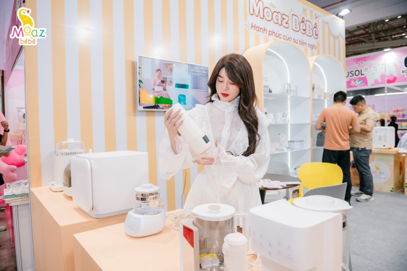 Ca sĩ Hana Cẩm Tiên trải nghiệm sản phẩm Moaz BéBé tại VietBaby Fair TP.HCM 2024