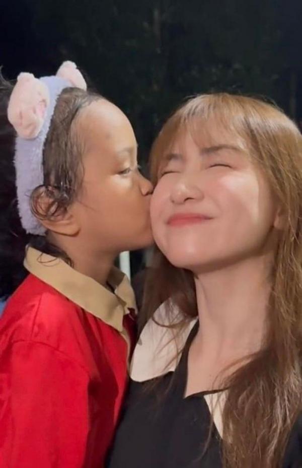 Hoà Minzy nói 1 câu được khen EQ cao vụ muốn nhận nuôi em bé mồ côi ở làng Nủ
