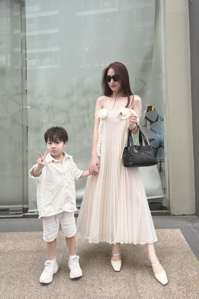 Hoà Minzy nói 1 câu được khen EQ cao vụ muốn nhận nuôi em bé mồ côi ở làng Nủ