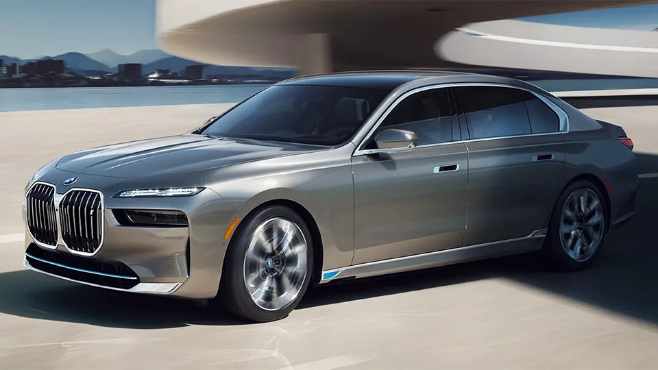 Mẫu xe BMW i7 thuần điện hạng sang hướng tới ông chủ
