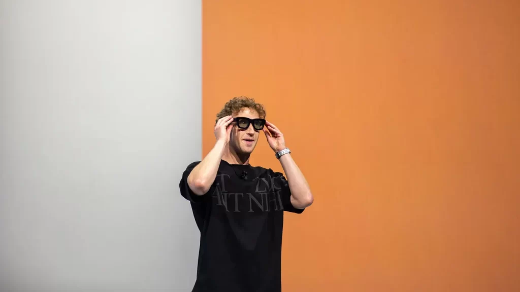 Ngày 25 tháng 9 năm 2024, Hoa Kỳ, Menlo Park: Tại hội nghị dành cho nhà phát triển Meta Connect, Mark Zuckerberg, người đứng đầu của nhóm Facebook Meta, cho thấy nguyên mẫu của kính máy tính có thể hiển thị các đối tượng kỹ thuật số trong ống kính trong suốt. 
