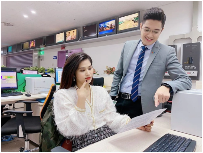  Hình ảnh hậu trường sau mỗi bản tin với các đồng nghiệp ban thời sự được Quốc Anh chia sẻ. 
