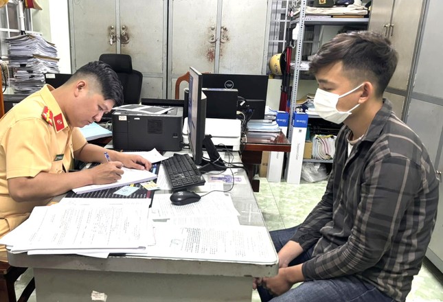 Quay clip ‘bốc đầu’ đăng lên mạng xã hội, nam thanh niên bị tịch thu xe