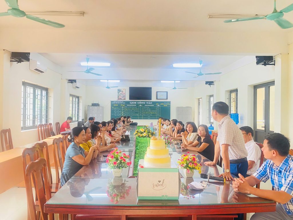 Trường Tiểu học Tiến Thịnh họp